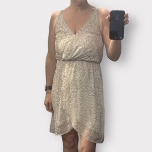 H&M Taupe Ivory Patterned Mini Dress V-Neck Lightweight Small V-back casual